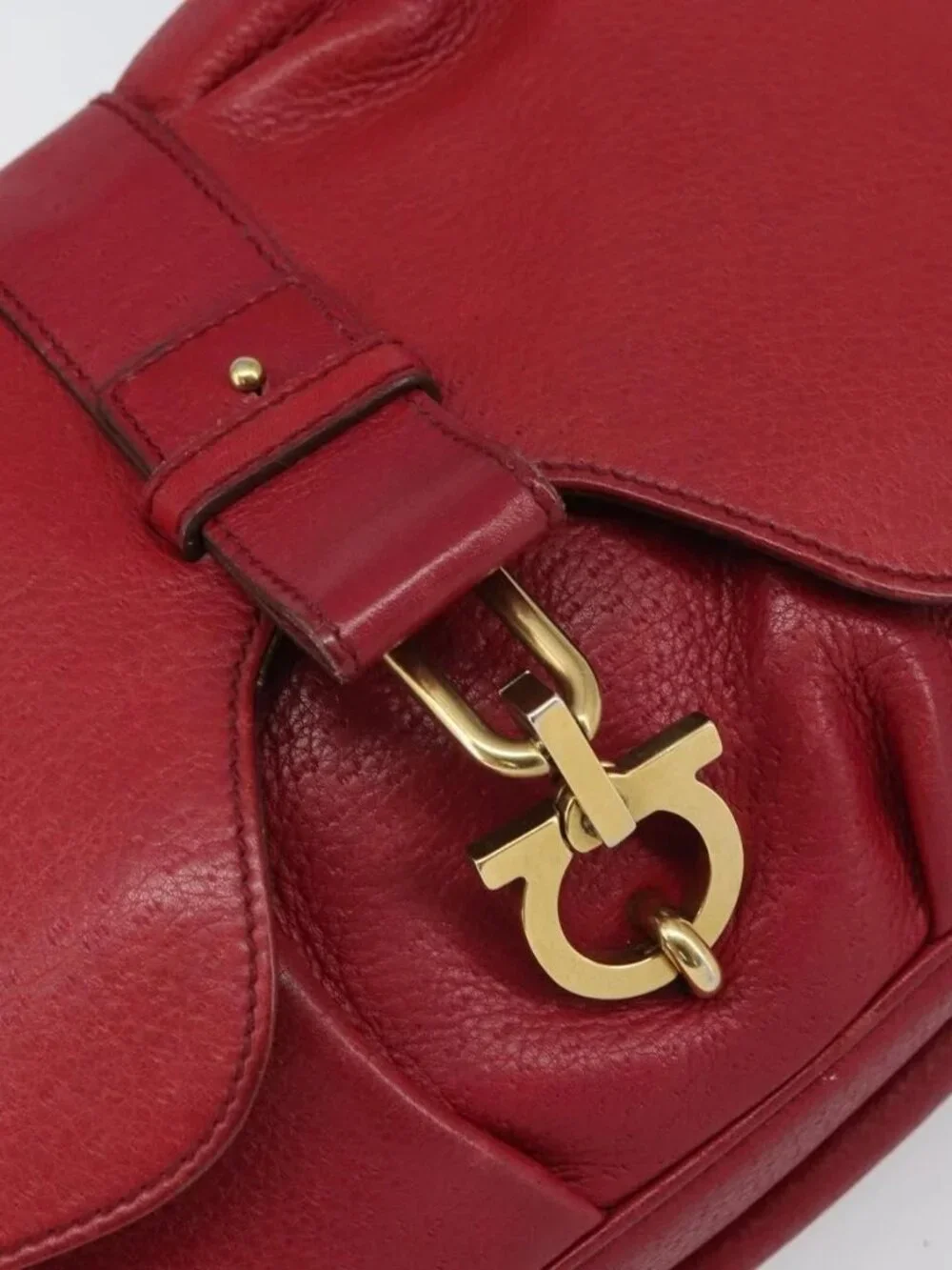 Salvatore Ferragamo Gancini Shoulder Bag Leather Red Gold Auth 166427